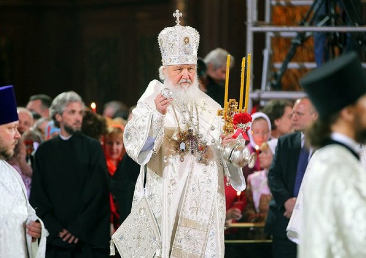 Patriarcha Cyryl w czasie uroczystości wielkanocnych Patriarcha Cyryl zawiesił księdza po nabożeństwie w intencji Nawalnego