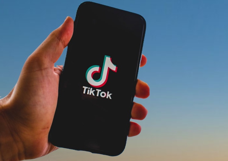 Aplikacja TikTok, zdjęcie poglądowe „Narodowy Dzień gwałtu”. Szokująca akcja na TikToku