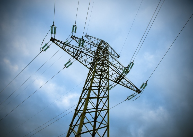 Słup elektryczny, zdjęcie poglądowe  Były premier alarmuje: Ceny prądu dla przedsiębiorców będą no limit