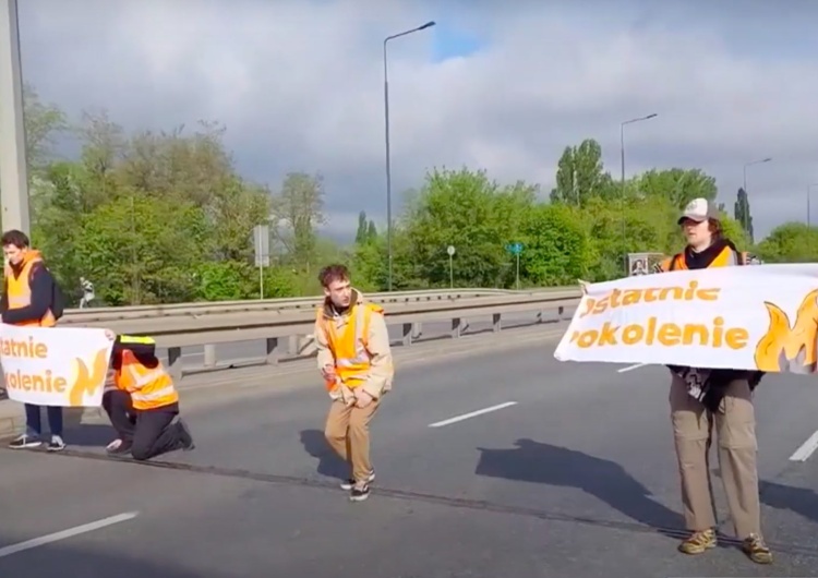 Ekoaktywiści z Ostatniego Pokolenia na jednym z mostów w Warszawie Ostatnie Pokolenie zapowiada: 