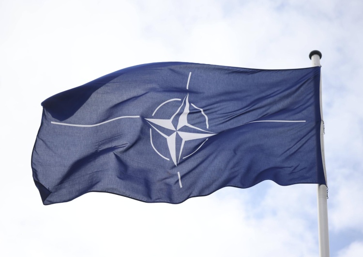 Flaga NATO, zdjęcie poglądowe Nuclear Sharing. Państwo NATO popiera umieszczenie broni nuklearnej w Polsce