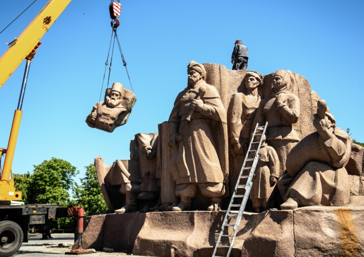Demontaż pomnika kozackiej Rady Perejasławskiej Kijów: Trwa demontaż pomnika upamiętniającego ugodę perejasławską, w ramach której Chmielnicki oddał Ukrainę Rosji