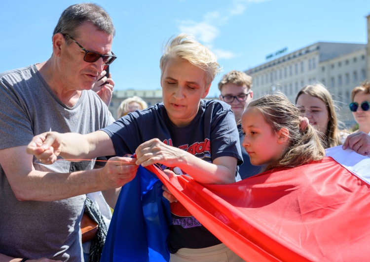 Joanna Scheuring-Wielgus Scheuring-Wielgus zszyła flagi RP i UE. Burza w sieci