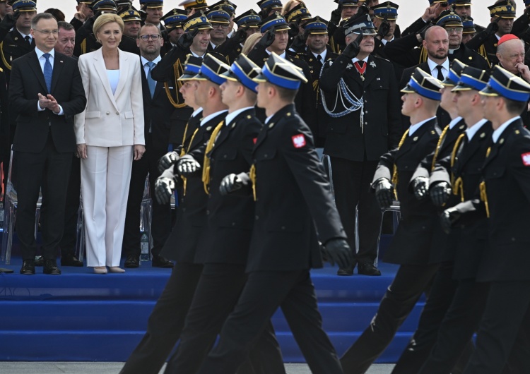 Para prezydencka podczas uroczystości  Dzień Strażaka. Prezydent Andrzej Duda zabrał głos podczas głównych uroczystości 