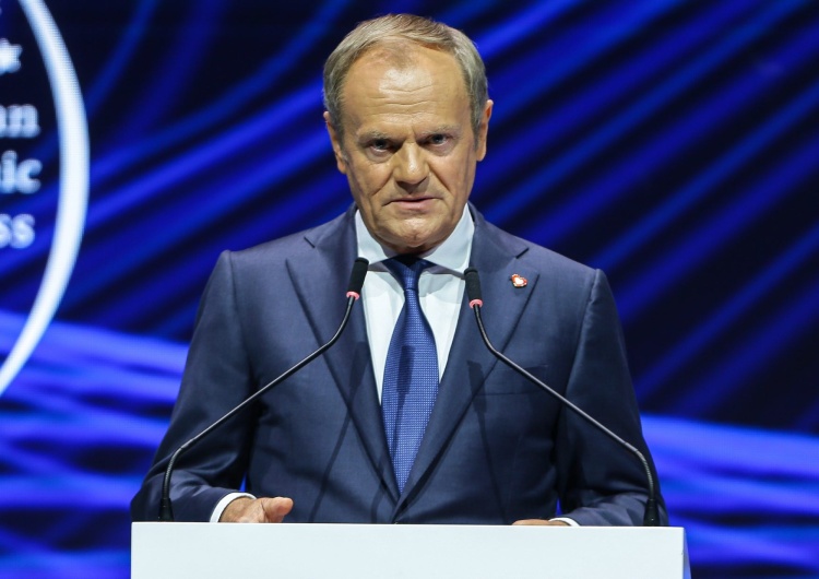 Donald Tusk na inauguracji XVI Europejskiego Kongresu Gospodarczego w Międzynarodowym Centrum Kongresowym w Katowicach „KE poinformowała, że rząd Tuska zgodził się na uznanie całkowitej nadrzędności prawa UE”