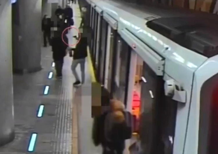 Mężczyzna atakujący pasażerów metra w Warszawie Atakował pasażerów metra. Niepokojące nagranie z Warszawy