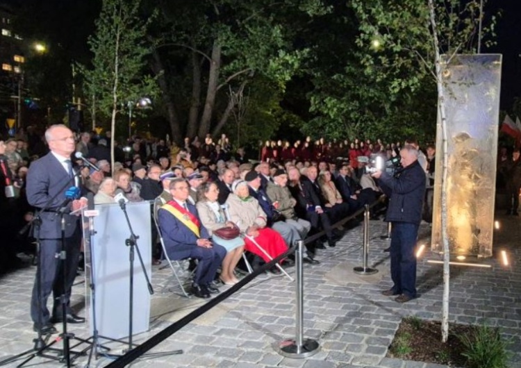 Tłumy na odsłonięciu pomnika Żołnierzy Wyklętych we Wrocławiu