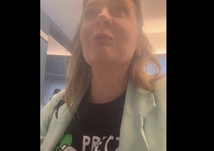 Monika Rutke przez sejmowym biurem przepustek Nasza dziennikarka nie została wpuszczona do Sejmu. „Proszę zmienić koszulkę”