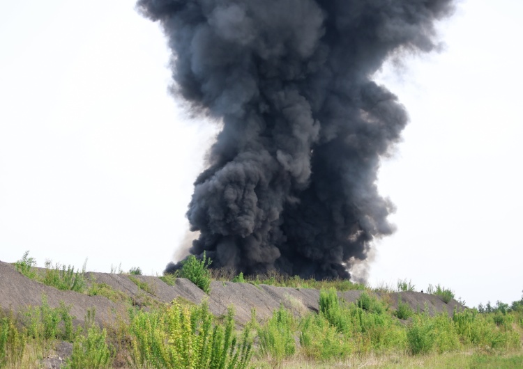 pożar w Siemianowicach Śląskich Potężny pożar składowiska z niebezpiecznymi odpadami w Siemianowicach Śląskich [WIDEO]