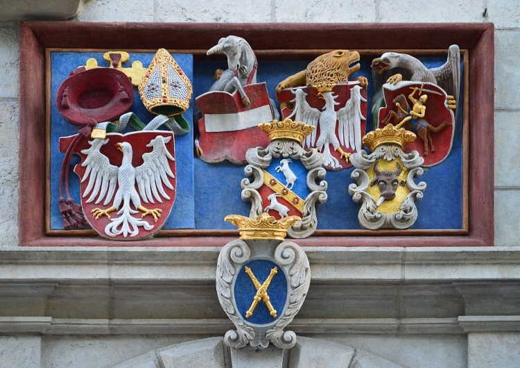 Fryz heraldyczny na budynku Collegium Maius, od lewej: herby biskupów krakowskich Ponad 60 organizacji społecznych apeluje do Prezydenta RP w sprawie zmian w edukacji