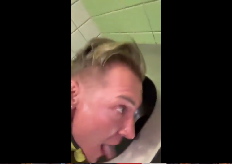  Martin Neumaier  Polityk niemieckiej FDP opublikował nagrania, jak liże toalety i śpiewa hymn III Rzeszy podczas masturbacji 