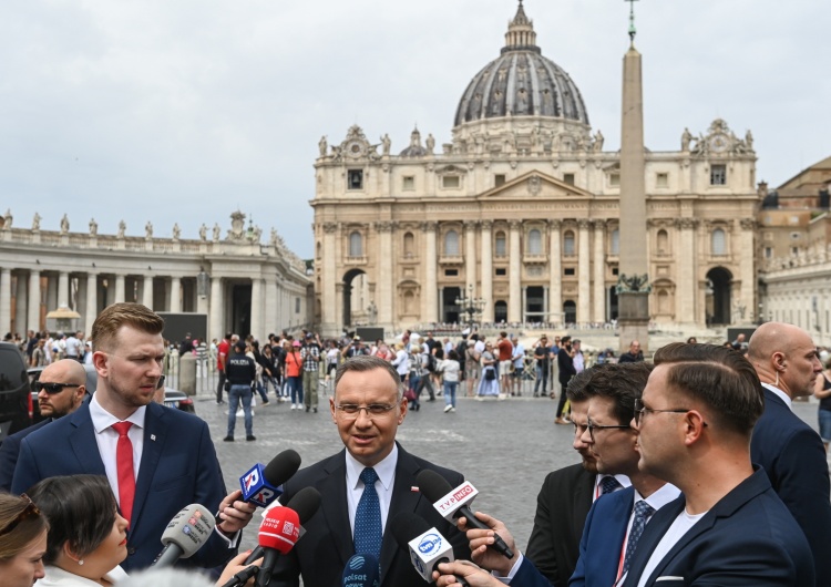 Prezydent Andrzej Duda w Watykanie Prezydent Duda modlił się przy grobie Jana Pawła II