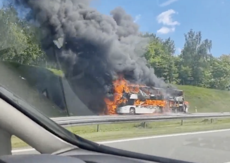 Pożar autokaru na A4  Pożar autokaru na A4 [WIDEO]