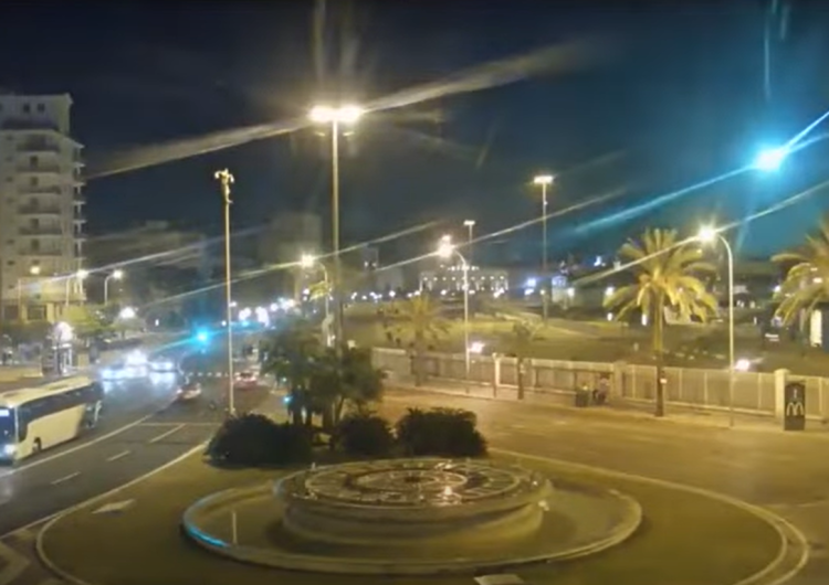 przelot niebieskiej komety  Niebieska kula ognia przeszyła niebo. Co się stało? [WIDEO]