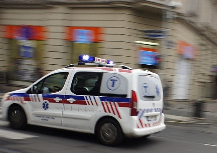 Karetka pogotowia  Tragiczny wypadek na budowie w Warszawie: Pracownicy spadli z 18. piętra