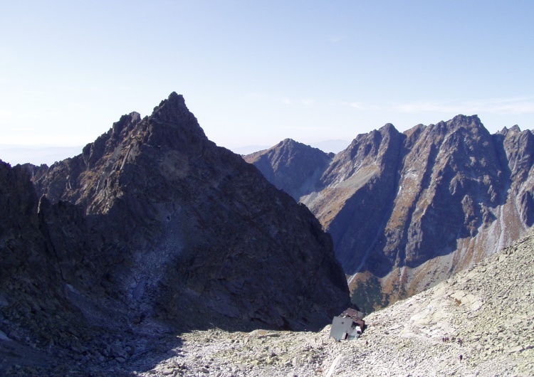 Lokalizacja schroniska, widok z Wagi Tatry: W pobliżu schroniska rozbił się śmigłowiec