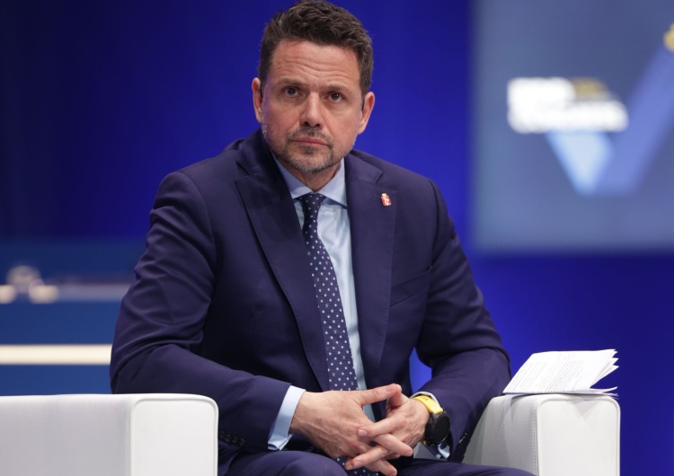 Rafał Trzaskowski Trzaskowski po „zdjęciu” krzyży w Warszawie drastycznie spadł w rankingu zaufania [SONDAŻ]
