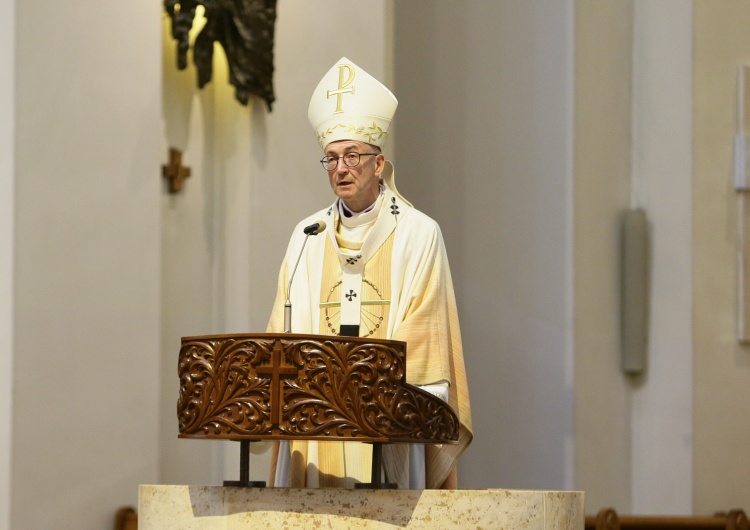 abp Adrian Galbas SAC Abp Galbas: Wierzę, że biała hostia to nie wigilijny opłatek, nie chips, ale jest tam Twoja Obecność