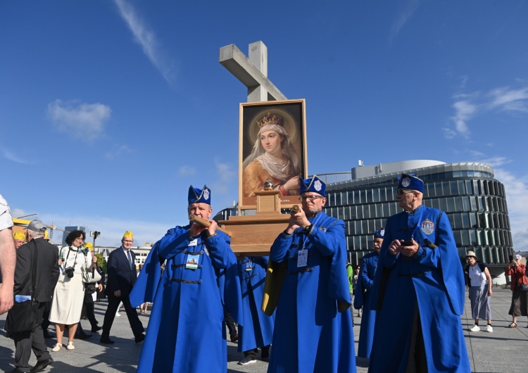XVII Święto Dziękczynienia - procesja Dziś Święto Dziękczynienia i wprowadzenie relikwii św. Królowej Jadwigi do Świątyni Opatrzności Bożej