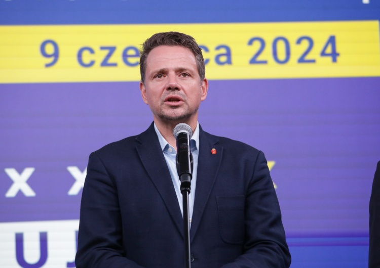 Rafał Trzaskowski Ordo Iuris: Zarządzenie o zdejmowaniu krzyży w Warszawie napisała... fundacja. Za szokujące wynagrodzenie