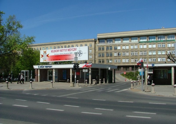 Warszawski Instytut Medyczny Nie żyje polski żołnierz. Polacy przynoszą kwiaty pod szpital na ul. Szaserów w Warszawie