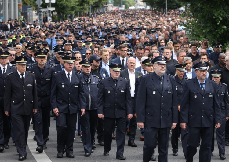 Marsz niemieckich policjantów Niemieccy mundurowi wściekli po zabójstwie policjanta przez imigranta z Afganistanu