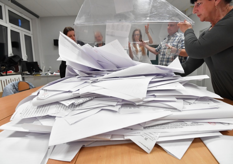 wybory Szokujący sondaż: w tej grupie wiekowej wyborców zwyciężyła zaskakująca formacja