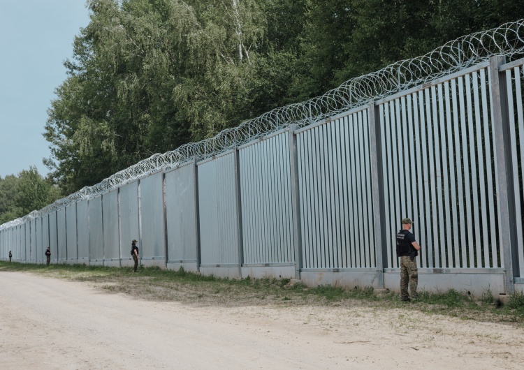 zapora na granicy Czy wojsko powinno używać broni wobec migrantów przekraczających granicę? Jest sondaż