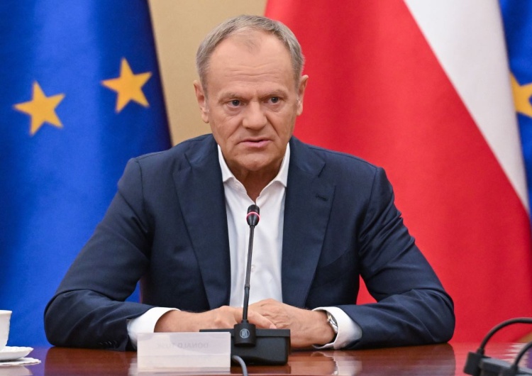 Donald Tusk Czy rząd Tuska powinien kontynuować projekt budowy CPK? Zapytano Polaków