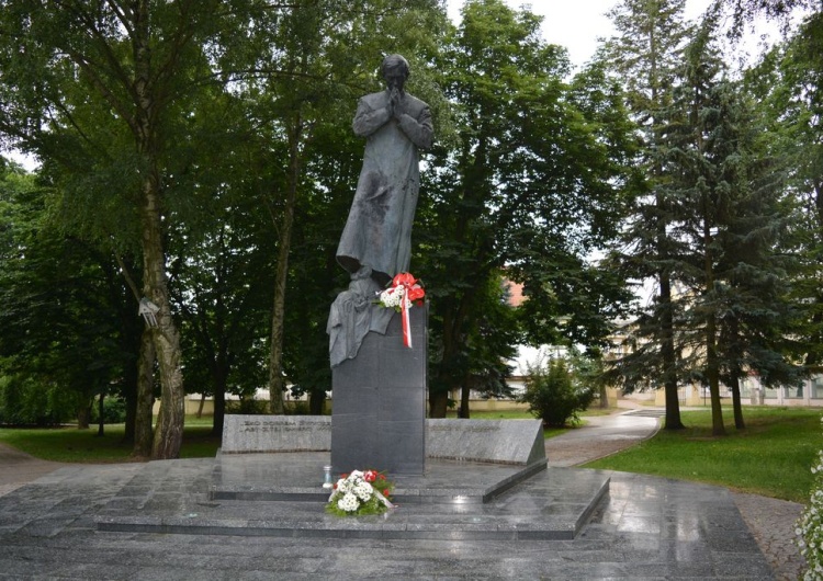 14. rocznica beatyfikacji ks. Jerzego. Podlaska „S” złożyła kwiaty pod pomnikiem Patrona Związku