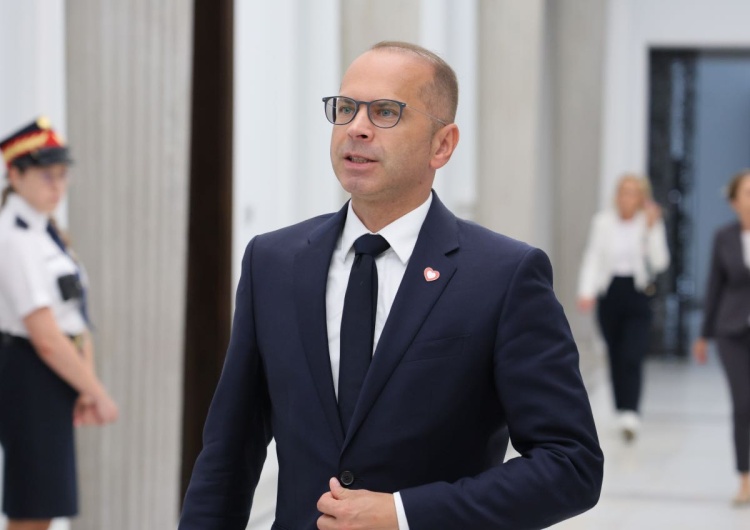 Poseł KO Michał Szczerba na korytarzu w Sejmie w Warszawie „Szczerba uruchomił policję na całym Podkarpaciu”. Zaskakujące słowa