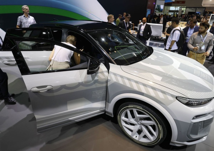 Dziennikarze oglądają Audi Q6 e-tron podczas International Motor Show To koniec elektryków? Pracownicy Audi chcą zmian