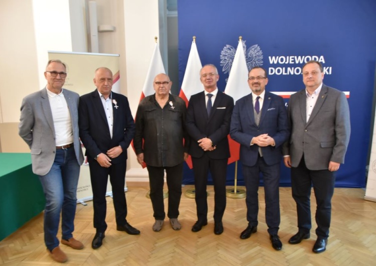 Uroczystość wręczenia Krzyży Wolności i Solidarności Krzyże Wolności i Solidarności wręczono zasłużonym działaczom „S” z Dolnego Śląska