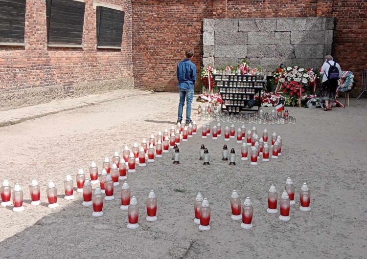 Symbol Polski Walczącej pod Ścianą Śmierci w KL Auschwitz Pierwszy Transport [Polaków] do Auschwitz. 