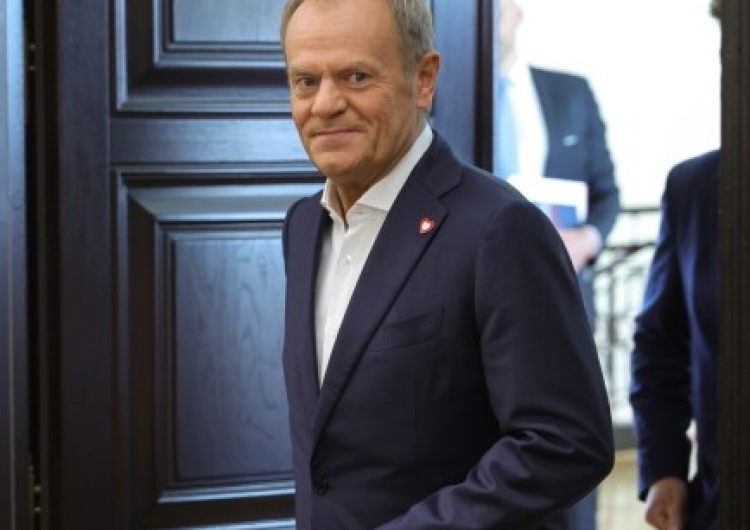 Donald Tusk „Trzymajcie się dzielnie”. Tusk zwrócił się do ministrów, po czym… wyszedł z sali