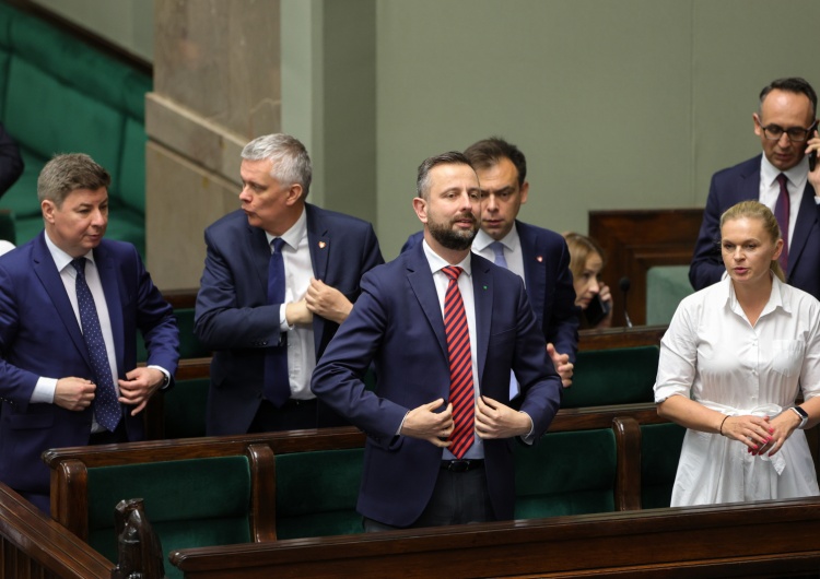 Ministrowie: spraw wewnętrznych i administracji Tomasz Siemoniak, obrony narodowej Władysław Kosiniak-Kamysz, finansów Andrzej Domański, edukacji Barbara Nowacka, infrastruktury Dariusz Klimczak oraz szef KPRM Jan Grabiec Zmiany w szkołach. Minister Nowacka podpisała rozporządzenia