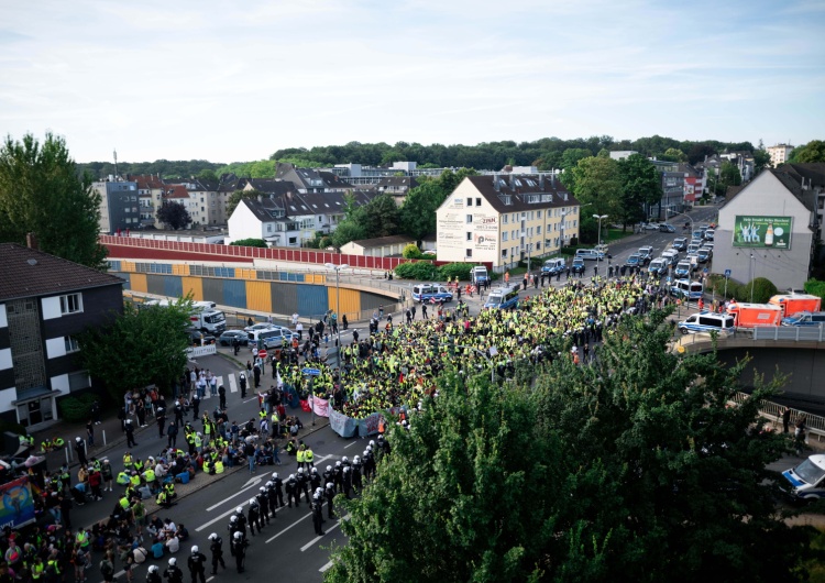 manifestacja w Essen Niemiecki nauczyciel chwali się, że doniósł na ojca ucznia do Jugendamt z powodów politycznych