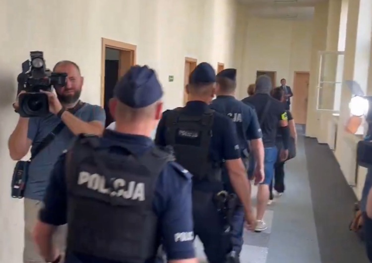 Policja w KRS Oddział policji wkroczył do KRS: „Być może dojdzie do siłowego przejęcia”