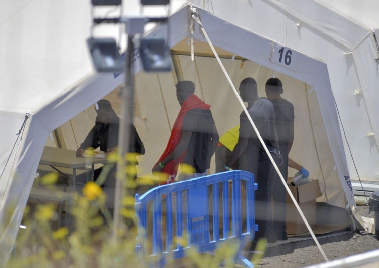 Hiszpańska obrona cywilna opiekuje się imigrantami w El Hierro na Wyspach Kanaryjskich, 06 lipca 2024 r. Mieszkańcy Wysp Kanaryjskich protestują przeciwko napływowi imigrantów.