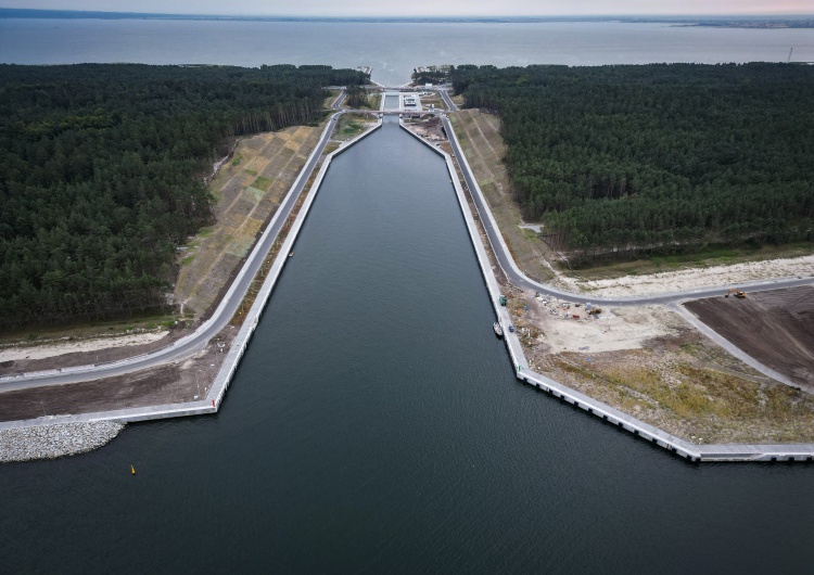Kanał z lotu ptaka, sierpień 2022 r. Prokuratura wszczęła śledztwo w związku z przekopem Mierzei Wiślanej