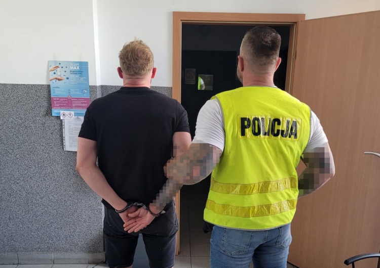 Zatrzymanie poszukiwanego Poszukiwany, który miał przy sobie narkotyki wpadł, bo... przejechał na czerwonym świetle