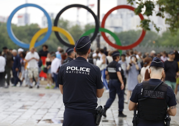 Pilna ewakuacja w Paryżu. Policja odnalazła podejrzaną paczkę