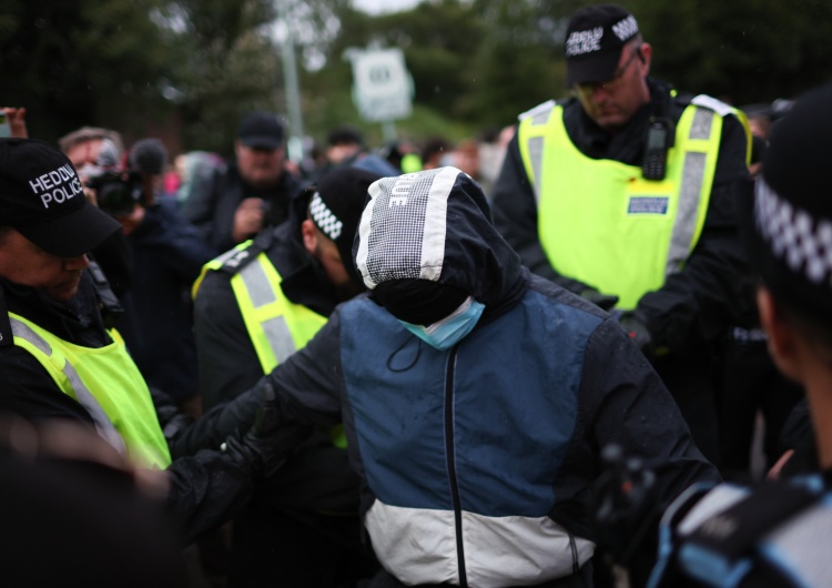 zamieszki w Wielkiej Brytanii Zamieszki w Wielkiej Brytanii. Ranni policjanci