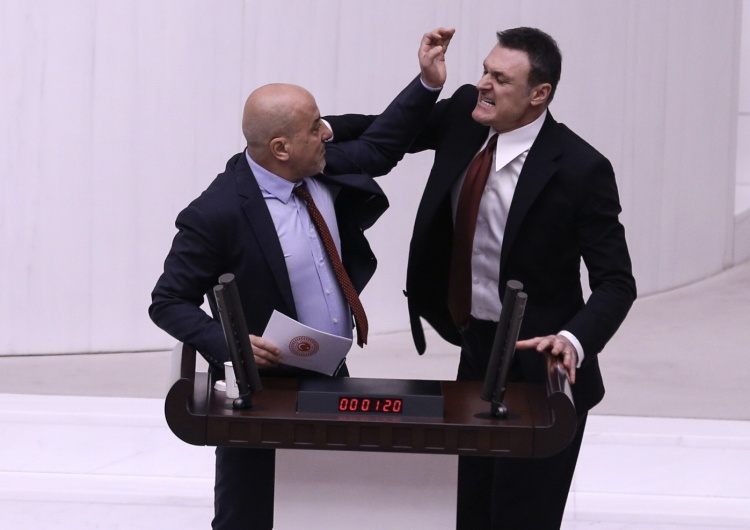 Bójka w tureckim parlamencie Poturbowani posłowie i plamy krwi: bójka w tureckim parlamencie