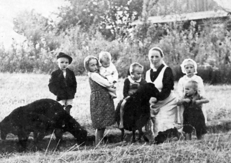 Wiktoria Ulma z dziećmi Kochać pośród horroru. Historia rodziny Ulmów na 45. Meetingu w Rimini
