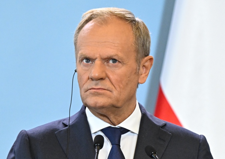 Donald Tusk Tajemnicza asystentka Donalda Tuska. Oficjalnie pytania do szefa rządu