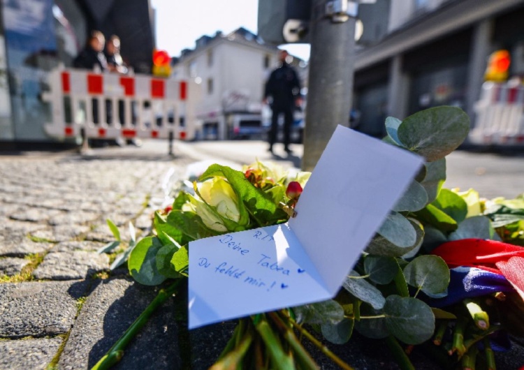 Kwiaty na chodniku w centrum miasta w pobliżu miejsca zbrodni po ataku nożownika w Solingen Znany niemiecki polityk wzywa władze: „To musi się wreszcie skończyć”