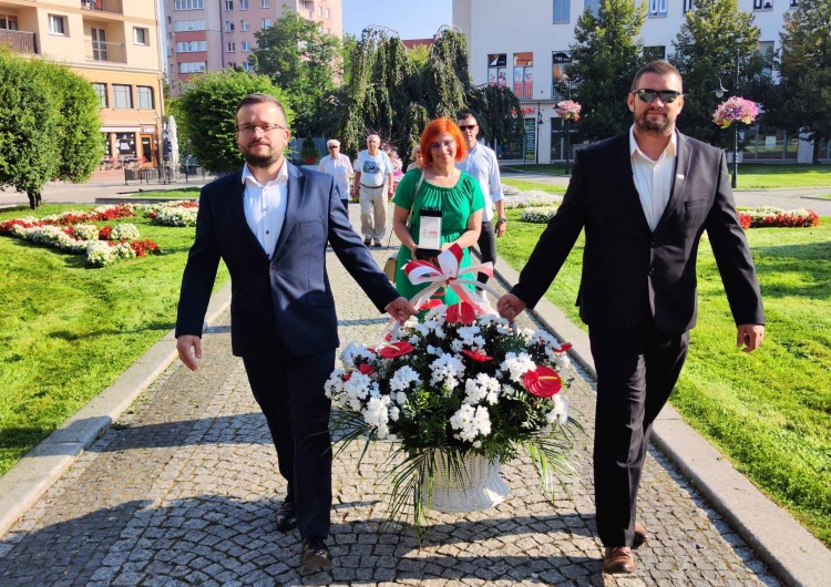 To on obudził w nas Solidarność. Legnicka „S” złożyła kwiaty pod pomnikiem św. Jana Pawła II