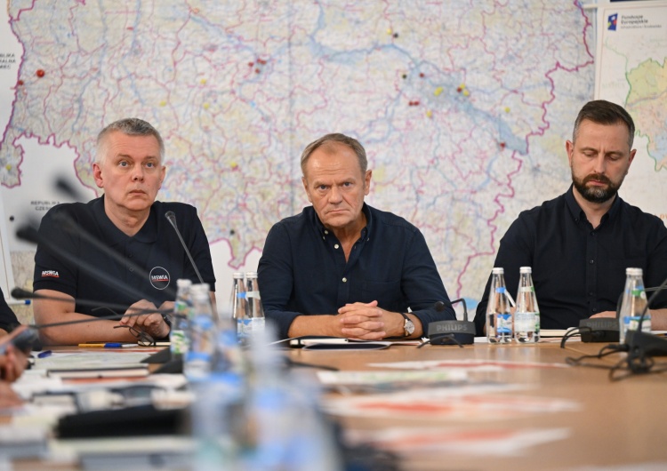 Donald Tusk Reporter Republiki siłą wyrzucony z