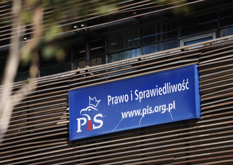 Logo PiS Kongres PiS w Przysusze.